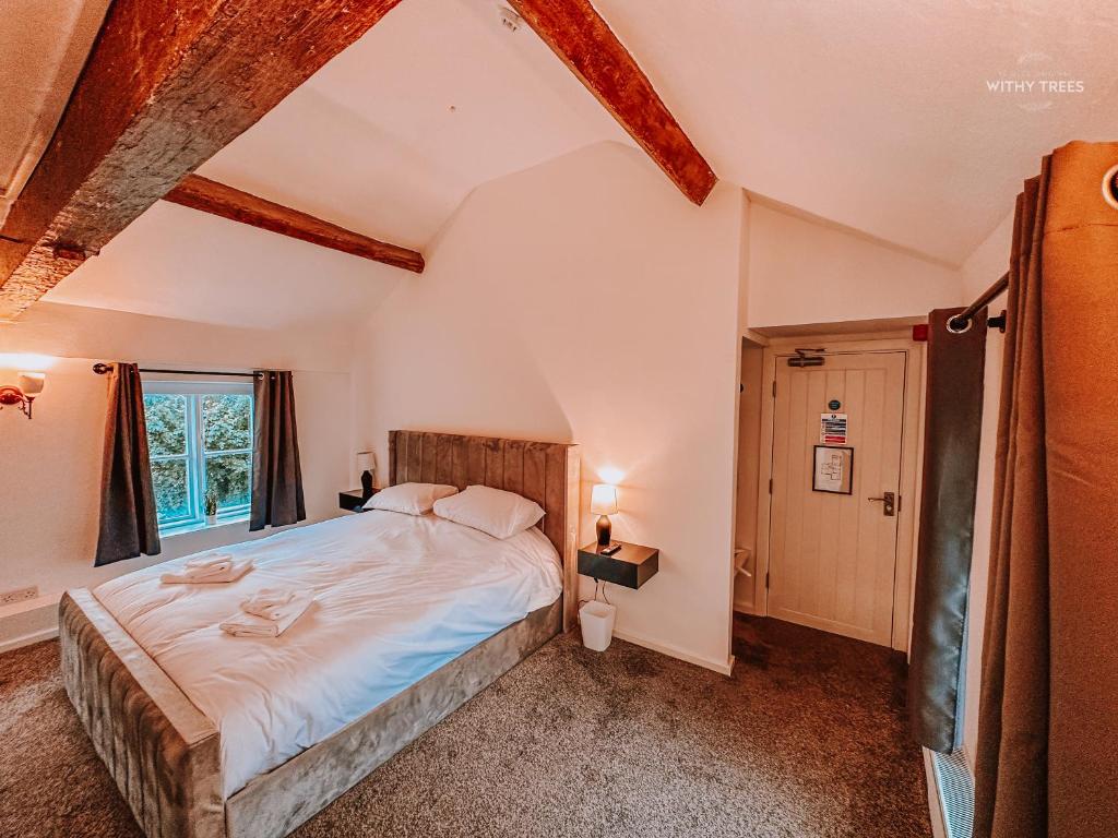 Postel nebo postele na pokoji v ubytování Ye Olde Original Withy Trees