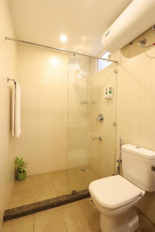 Koupelna v ubytování Veeraas Strand Park Apartment by Alaya Stays