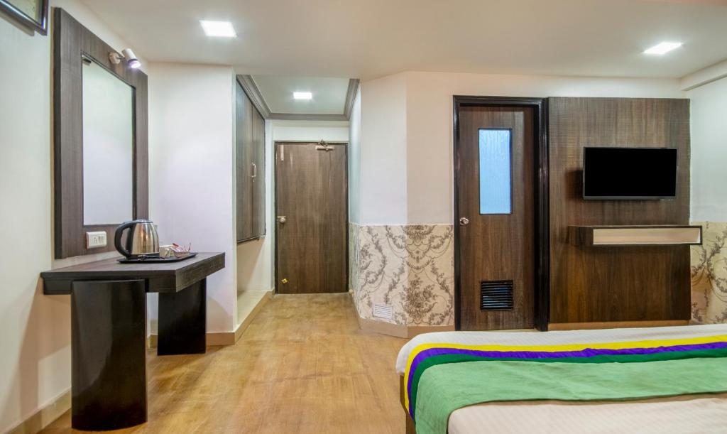 TV a/nebo společenská místnost v ubytování Itsy Hotels Shree Krishna Palace