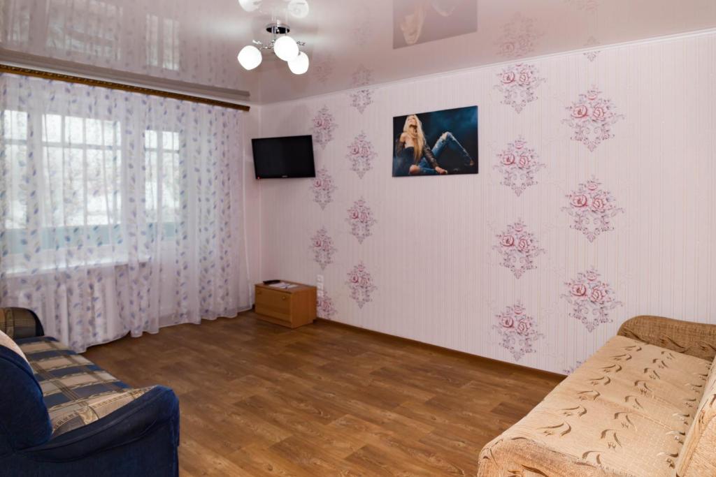 - un salon orné de fleurs roses sur le mur dans l'établissement Лас-Вегас, à Petropavlovsk-Kamtchatski