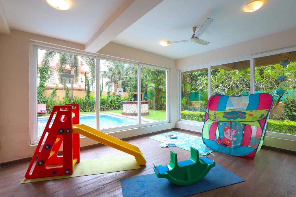 Bazén v ubytování Veeraas Strand Park Apartment by Alaya Stays nebo v jeho okolí