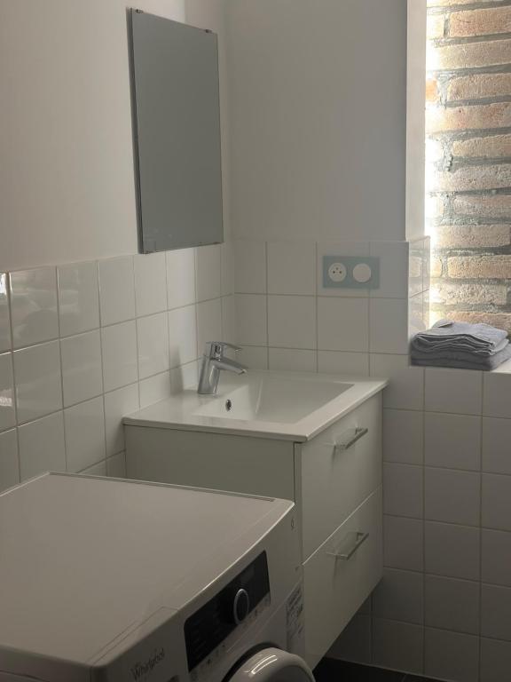 Gites d’alsace في Epfig: حمام أبيض مع حوض ومرآة