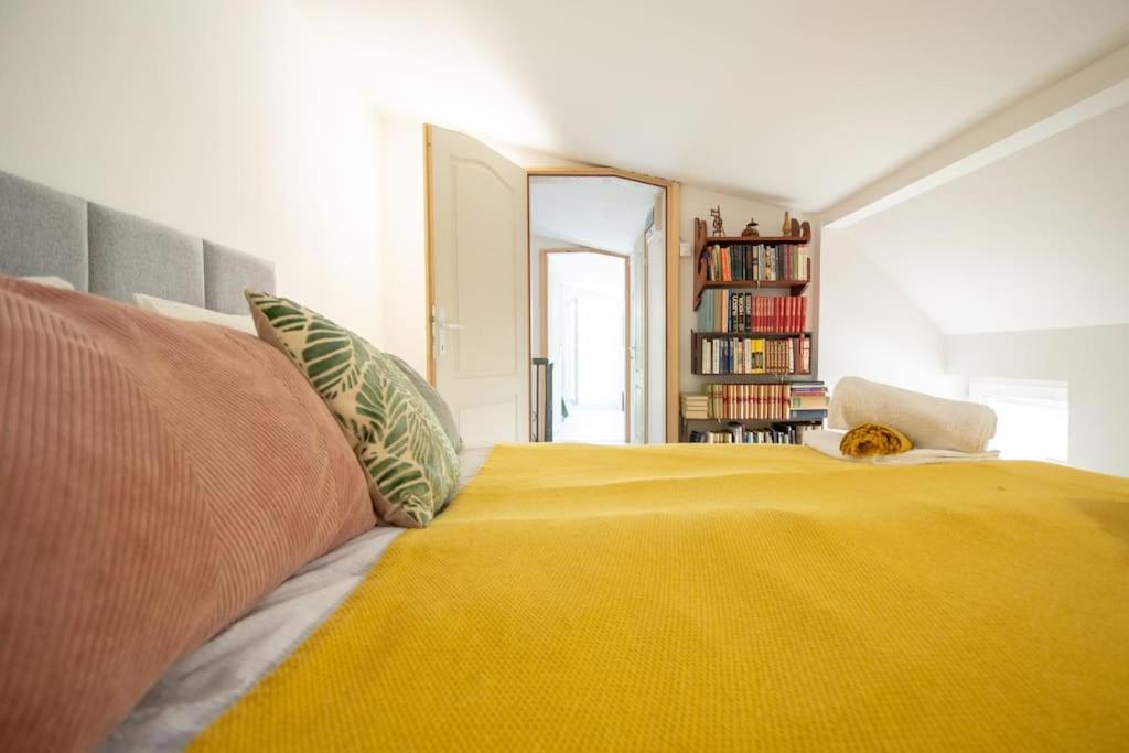 1 dormitorio con 1 cama grande con manta amarilla en Central duplex apartment+parking en Novi Sad