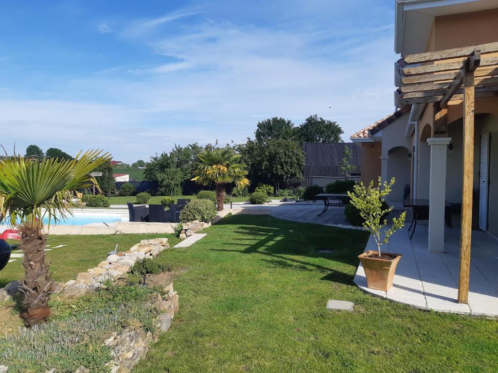 a yard with a pool and a house at Villa du Courboulay in Sargé Les Le Mans 