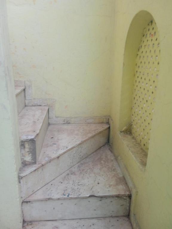 un conjunto de escaleras en una habitación vacía en City stay en Gurgaon