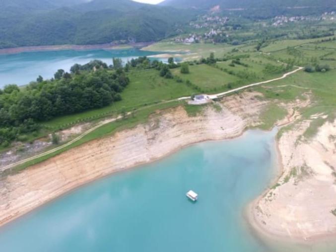 una vista aérea de un puente sobre un cuerpo de agua en Vikendica Jana Rama-Rumboci, en Prozor