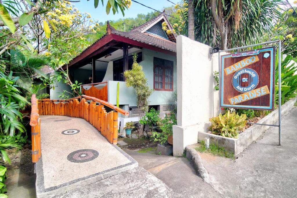 um pequeno edifício com uma placa em frente em Bamboo Paradise em Padangbai