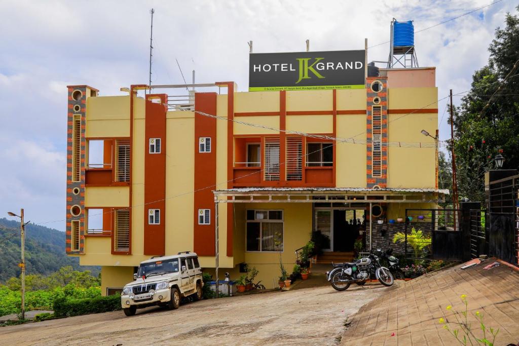 um edifício com um camião estacionado em frente dele em Hotel JK Grand em Yercaud