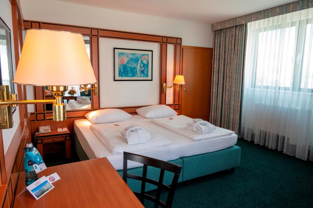 Postel nebo postele na pokoji v ubytování Hotel Amadeus Frankfurt