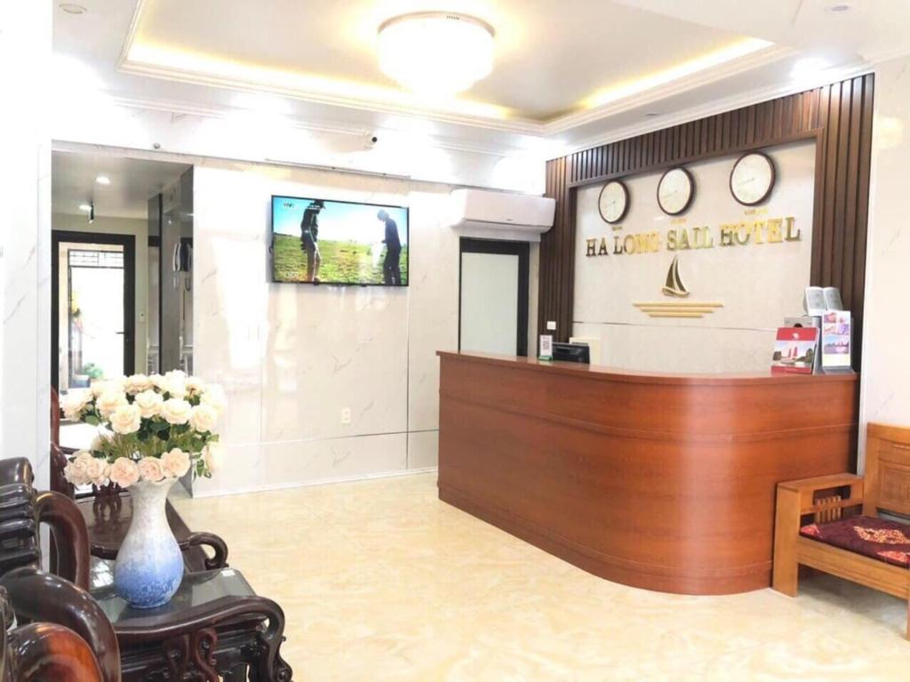 vestíbulo de un salón con recepción en Sail Hotel Hạ Long en Ha Long