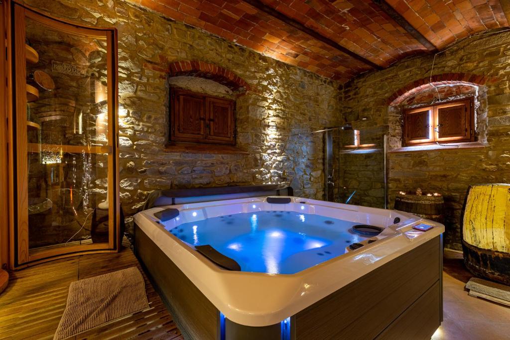 Habitación con baño grande con bañera grande. en Borgo Dolci Colline Resort Querce, en Castiglion Fiorentino