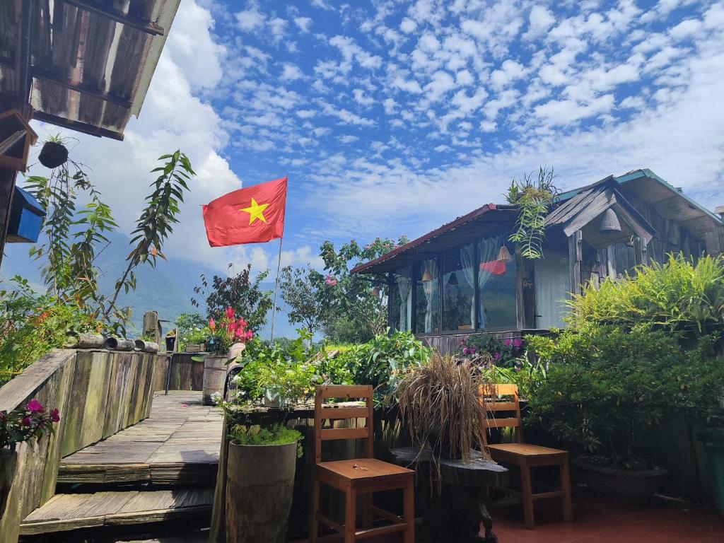 a chinese flag flying in front of a house at Tavan View Homestay in Sa Pa