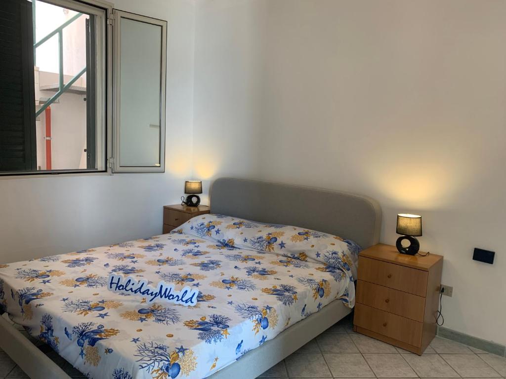 1 dormitorio con 1 cama y 2 mesitas de noche en Villetta Leucasia by Holiday World, en Leuca