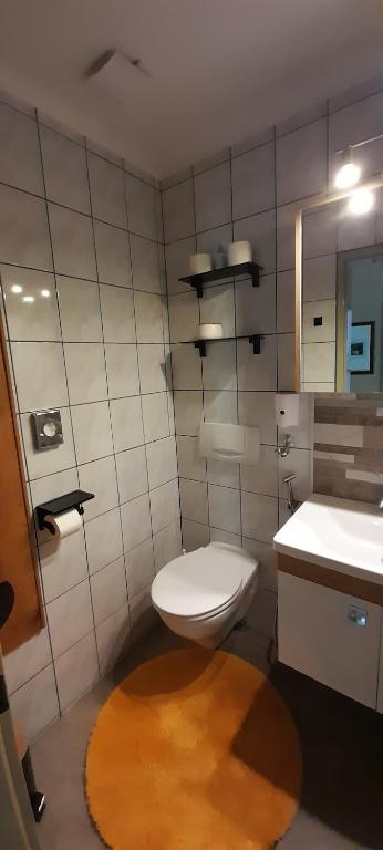 Kúpeľňa v ubytovaní Urlaub am Krausberghof, Apartment mit Balkon und Parkplatz, inmitten der Natur, kostenfreie Kaffeekapseln, 6 Fahrminuten zur Alpentherme Gastein und zur Schlossalmbahn, Spielplatz, großer Gartenbereich
