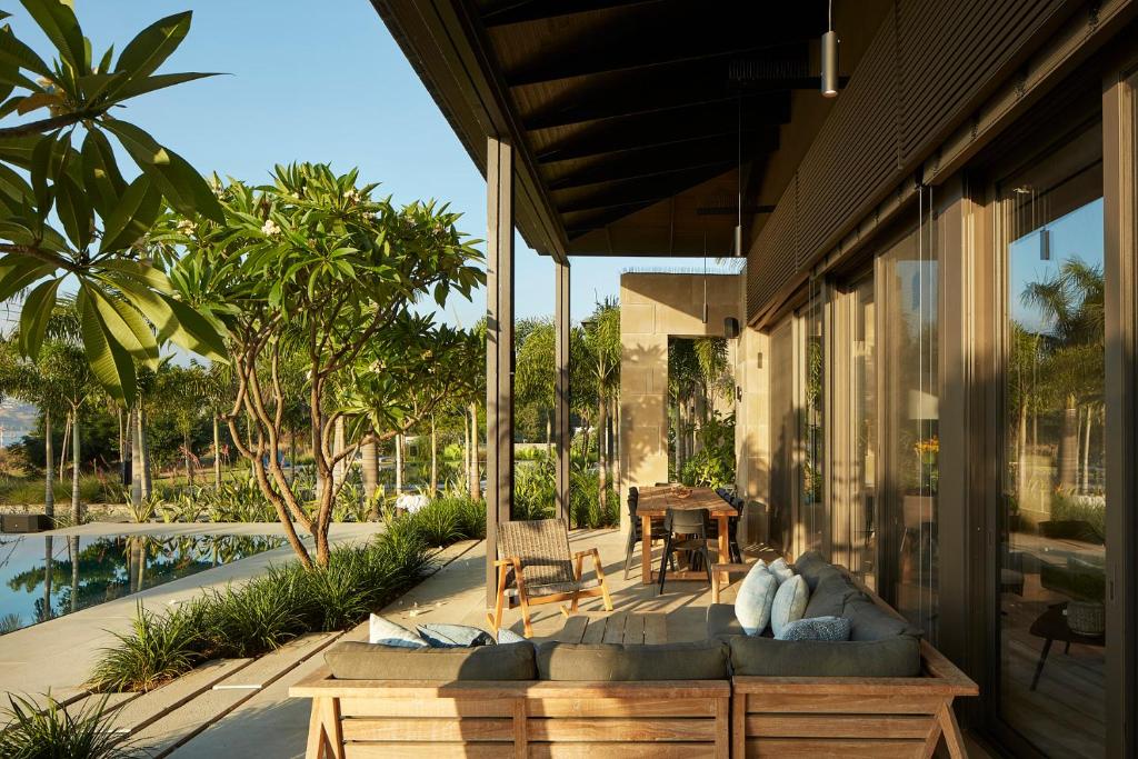 Sundlaugin á YAMA Resort eða í nágrenninu