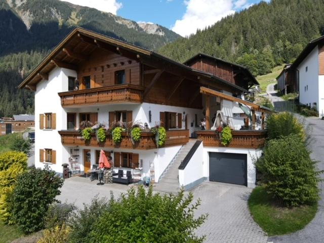 une grande maison avec une cour en face dans l'établissement Ferienwohnung Gaschurn Ganahl, à Gaschurn