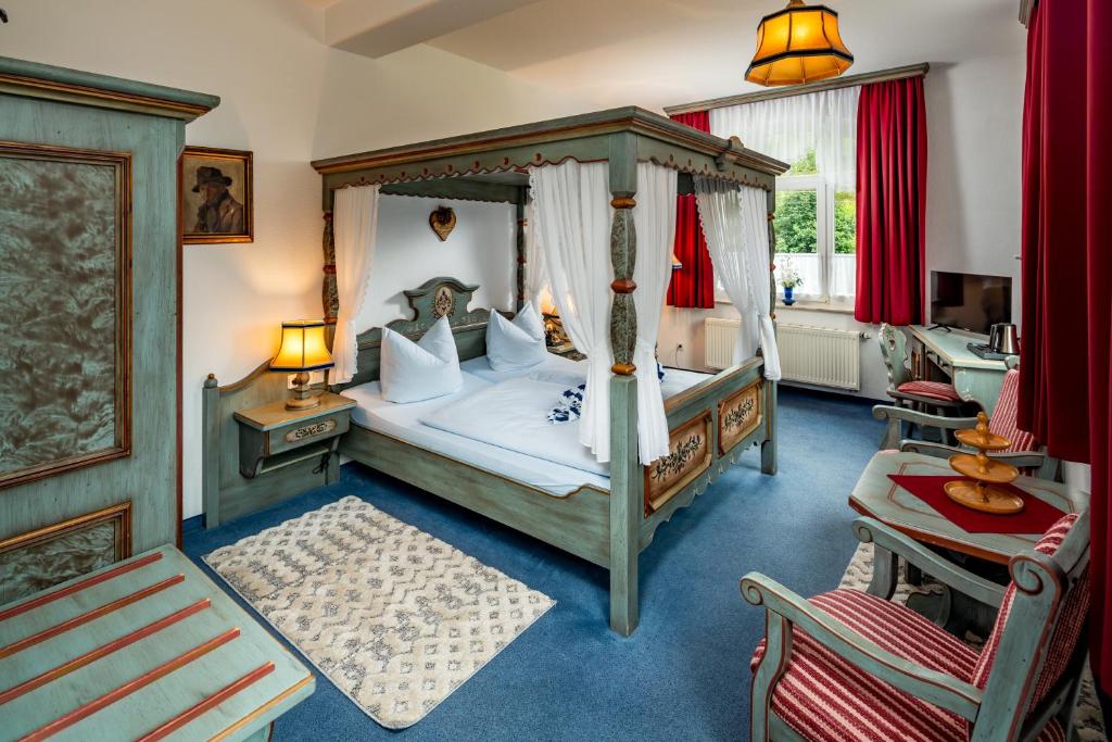 Postel nebo postele na pokoji v ubytování Hotel Seiffener Hof***