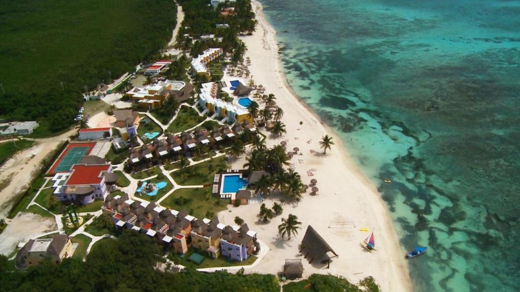 eine Luftblick auf einen Strand mit Resorts und das Meer in der Unterkunft VR CLUB Tulum Riviera in Tulum