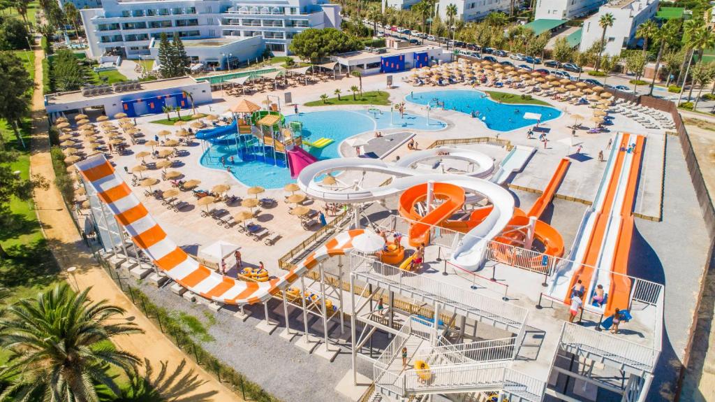 una vista aérea de un parque acuático en un crucero en ALEGRIA Costa Ballena Aquafun en Costa Ballena