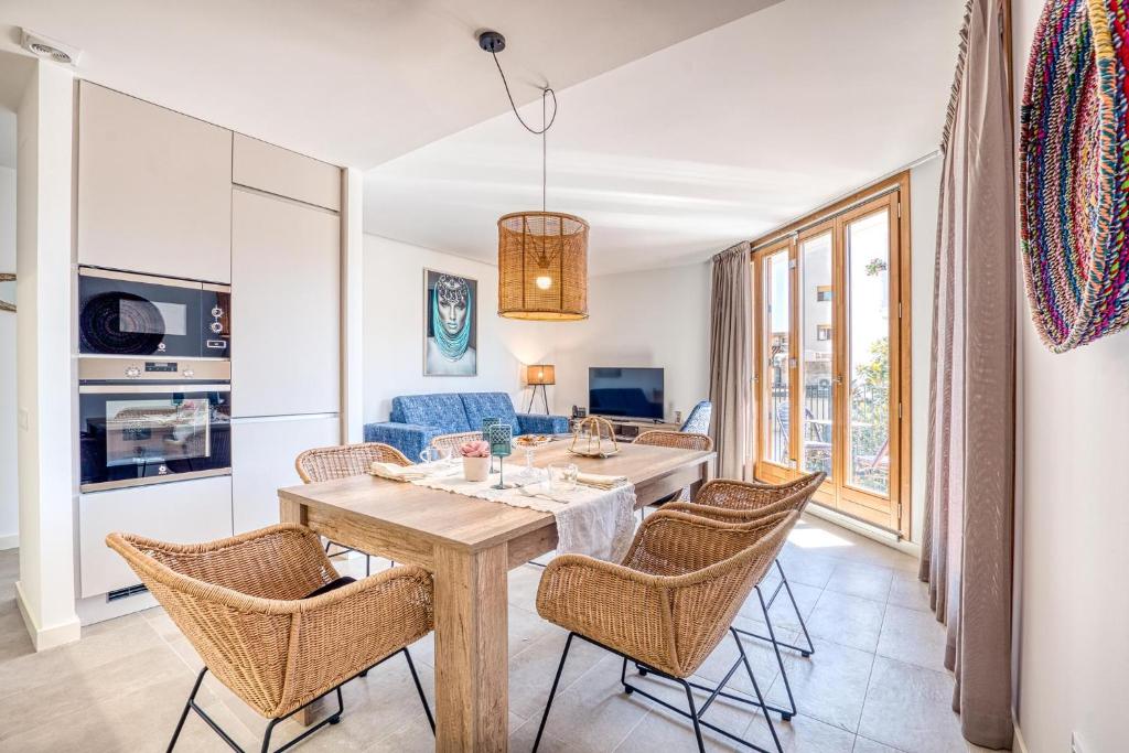 uma sala de jantar com mesa e cadeiras em CAMBRILS Chic! Apartments by ALEGRIA em Cambrils