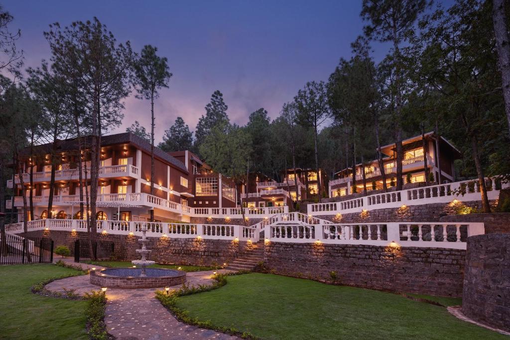 ein großes Gebäude mit einem Brunnen im Hof in der Unterkunft WelcomHeritage Santa Roza Kasauli in Kasauli