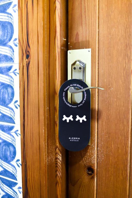 a door latch with two dogs on it at ALEGRIA Bodega Real in El Puerto de Santa María