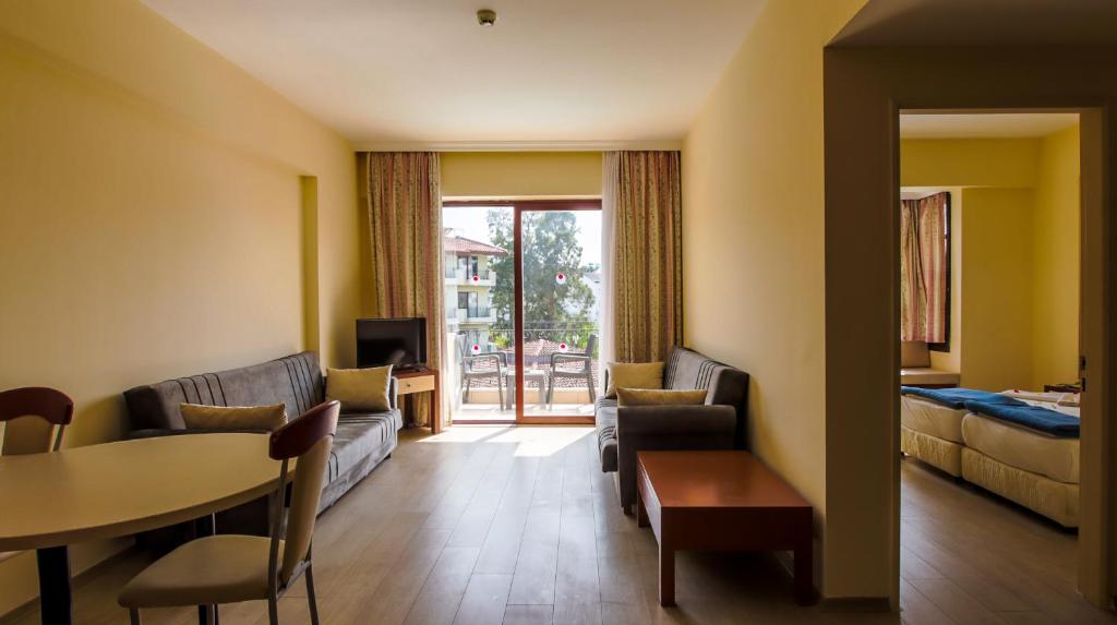 Posezení v ubytování LEMAS SUITE HOTEL