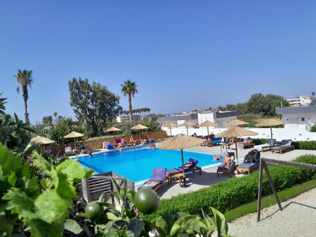 Uitzicht op het zwembad bij Aegean Pearl of in de buurt
