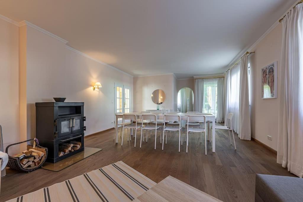 een woonkamer met een eettafel en een open haard bij Gipfelblick Residenz #1 in Kitzbühel