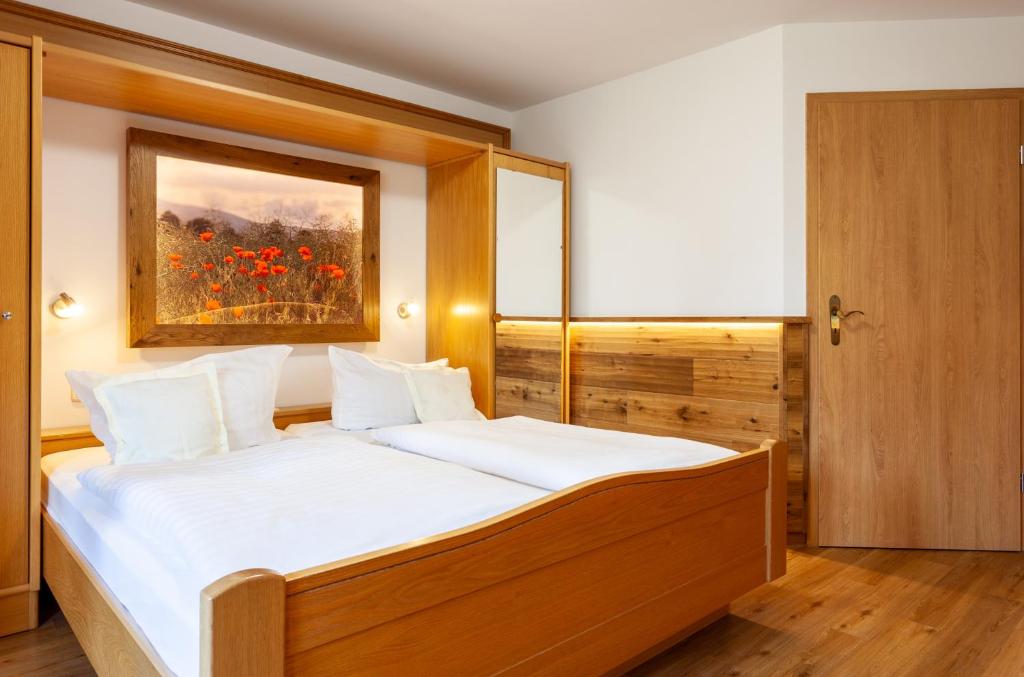 Postel nebo postele na pokoji v ubytování Hotel Sauerländer Hof