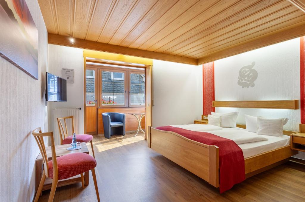 Postel nebo postele na pokoji v ubytování Hotel Sauerländer Hof