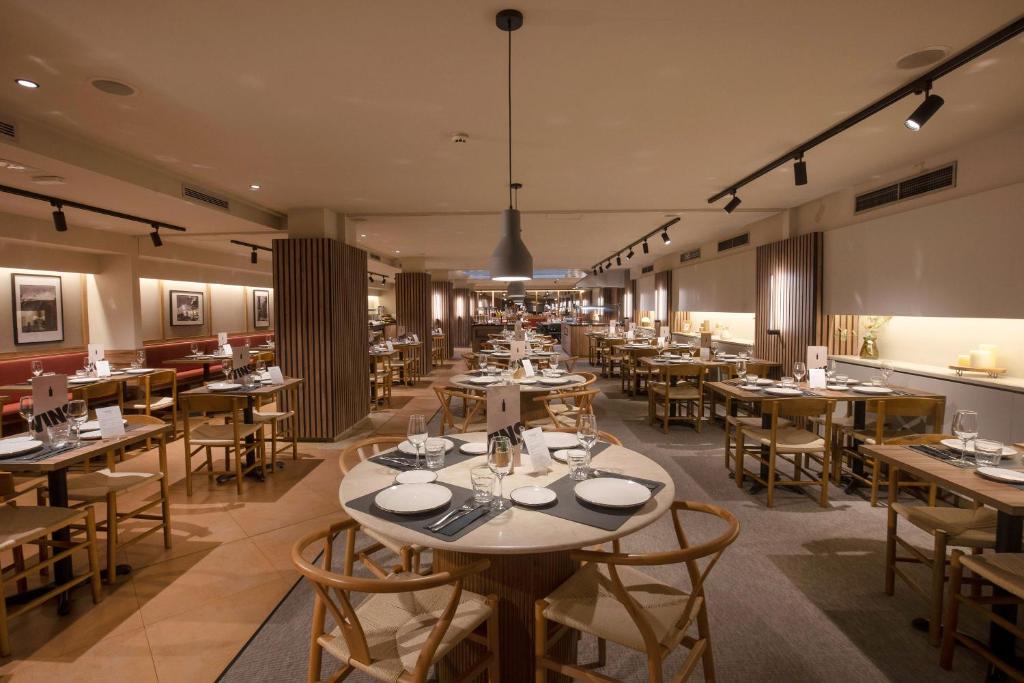 A restaurant or other place to eat at Hotel Màgic Andorra