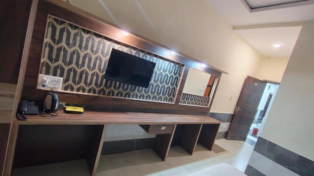 TV a/nebo společenská místnost v ubytování Hotel Grand Vijay
