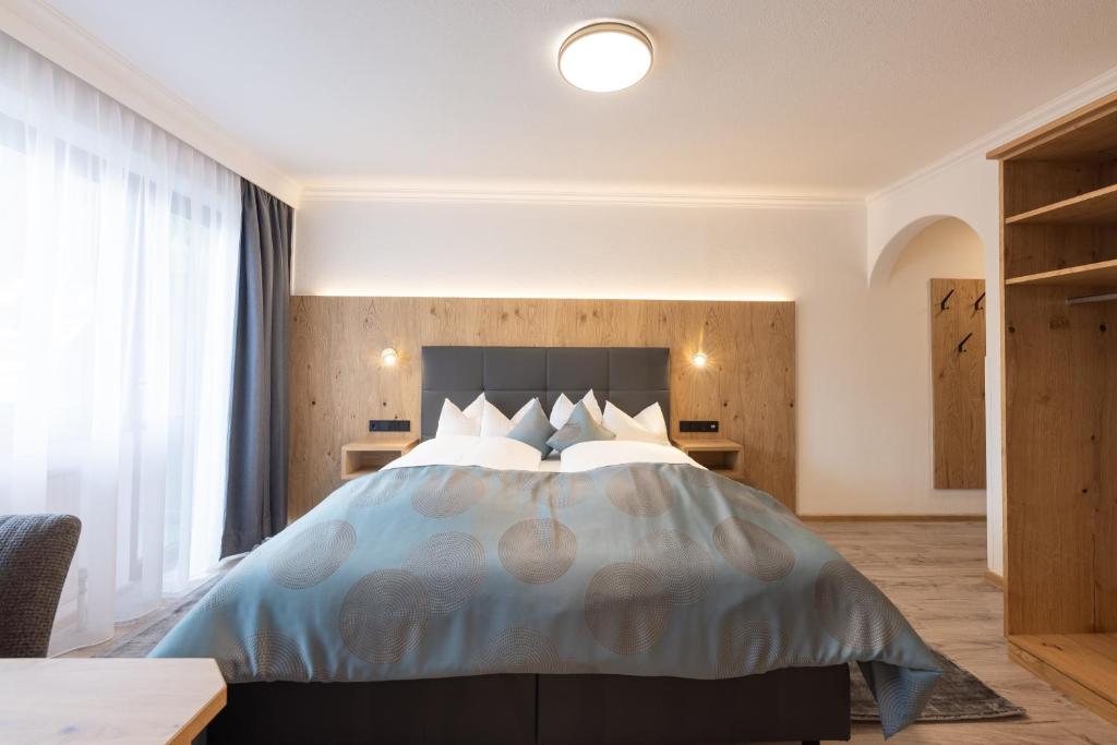 Postel nebo postele na pokoji v ubytování Hotel Alphof Stubaital