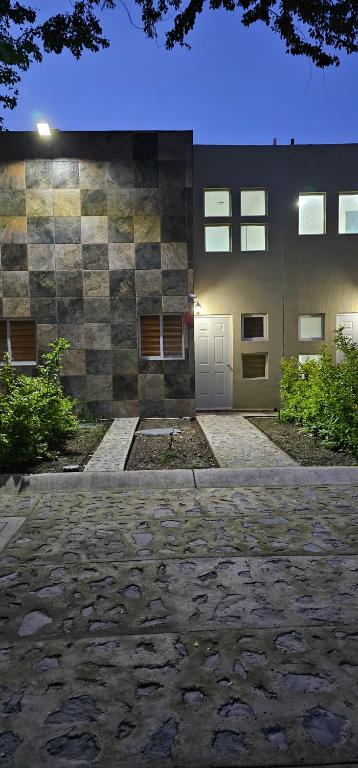 - un bâtiment avec une allée en pierre en face dans l'établissement Privanza, à Guadalajara
