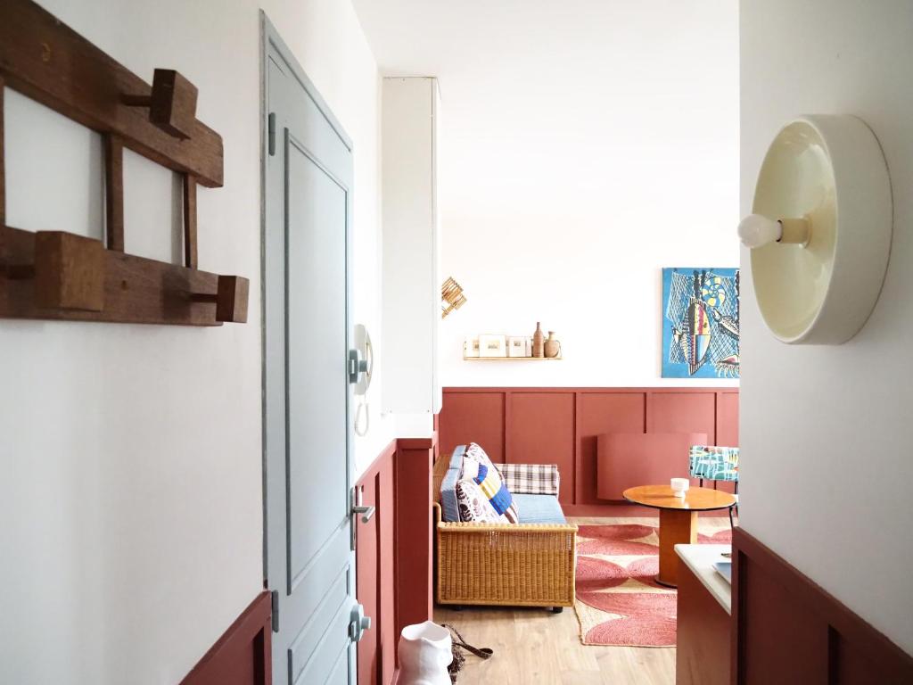 einen Flur mit Tür und eine Katze in einem Zimmer in der Unterkunft La suite Armel proposé par escaleasaintbriac in Saint-Briac-sur-Mer