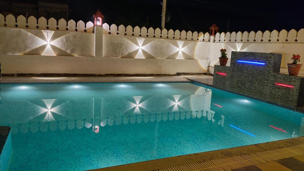 Bazén v ubytování Hotel Grand Vijay nebo v jeho okolí