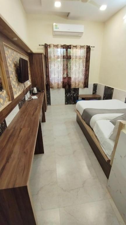 Postel nebo postele na pokoji v ubytování Hotel Grand Vijay