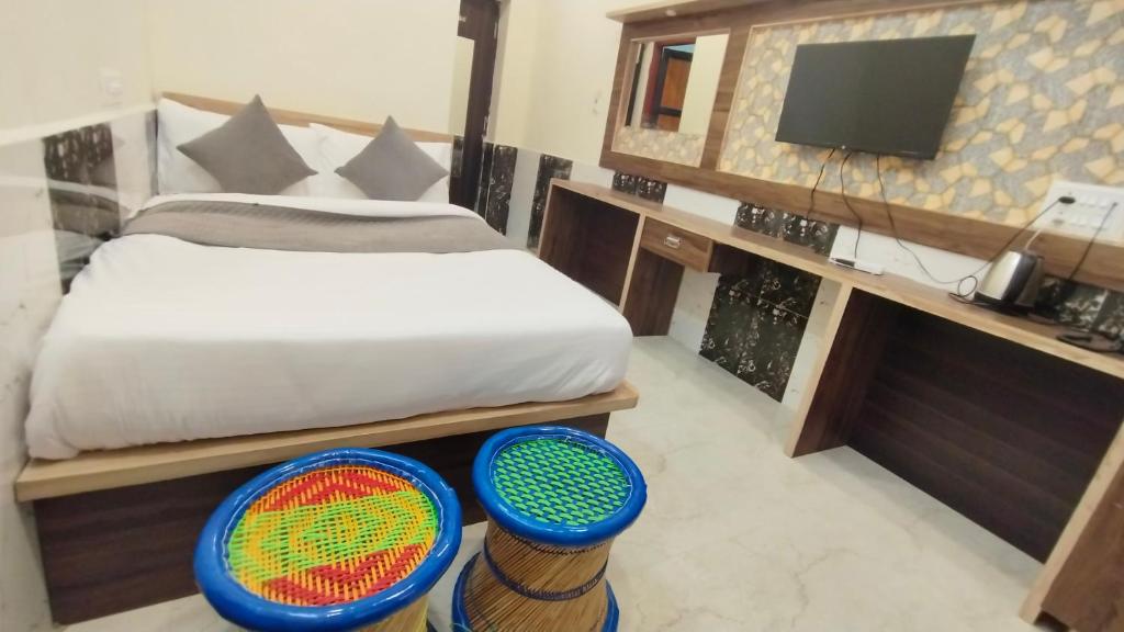 Postel nebo postele na pokoji v ubytování Hotel Grand Vijay