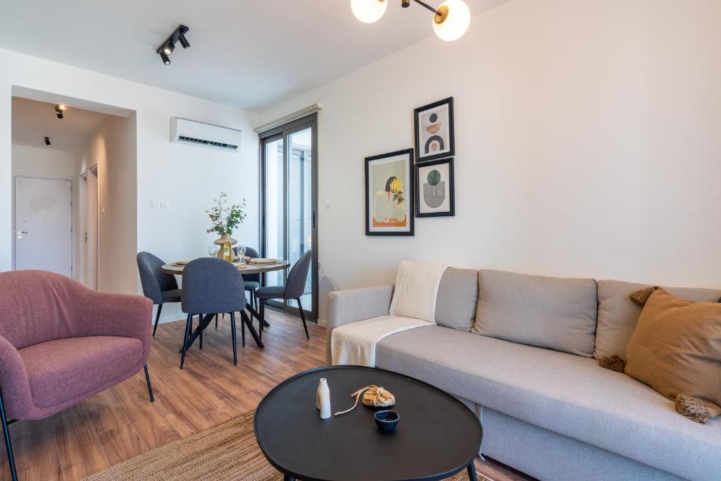 sala de estar con sofá y mesa en Latte's Prime 1-Bedroom Apartment in Larnaca en Lárnaca