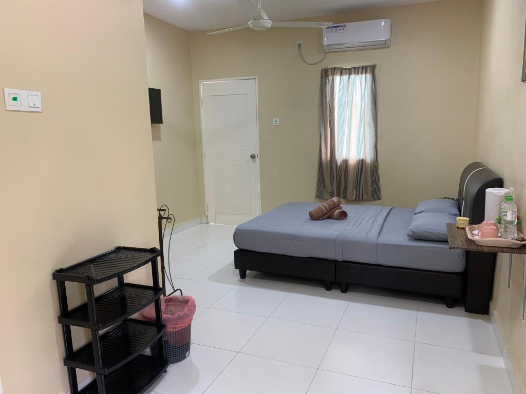 een slaapkamer met een bed met een teddybeer erop bij Maze Roomstay Langkawi in Pantai Cenang