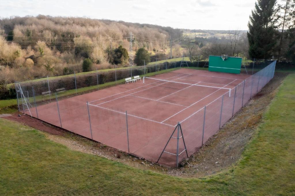 &#x422;&#x435;&#x43D;&#x456;&#x441; &#x456; / &#x430;&#x431;&#x43E; &#x441;&#x43A;&#x432;&#x43E;&#x448; &#x43D;&#x430; &#x442;&#x435;&#x440;&#x438;&#x442;&#x43E;&#x440;&#x456;&#x457; Domaine aux Lions - Piscine Tennis 20 min Deauville &#x430;&#x431;&#x43E; &#x43F;&#x43E;&#x431;&#x43B;&#x438;&#x437;&#x443;