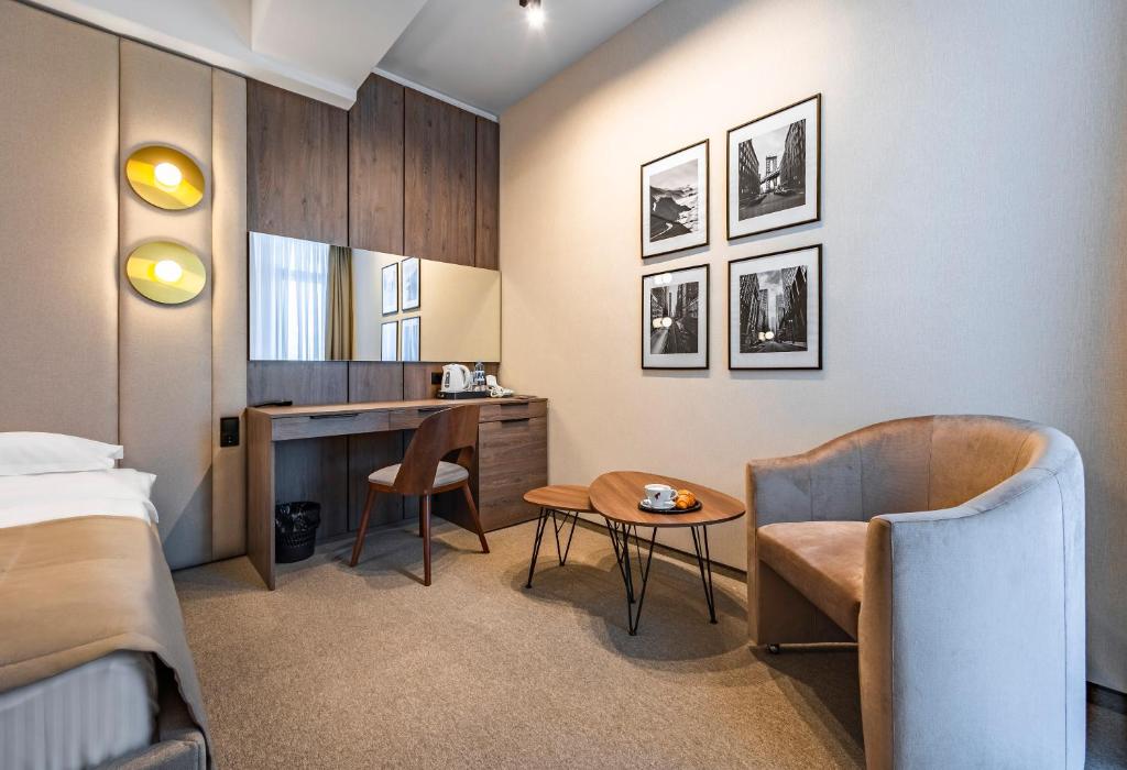 Postel nebo postele na pokoji v ubytování Regency Hotel