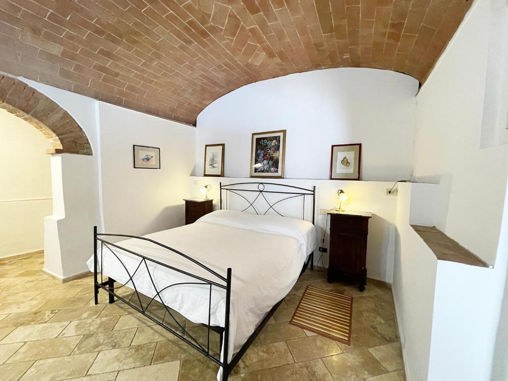 - une chambre avec un lit et un plafond en briques dans l'établissement Fonte 6: Centro vicino piazza del Campo, à Sienne
