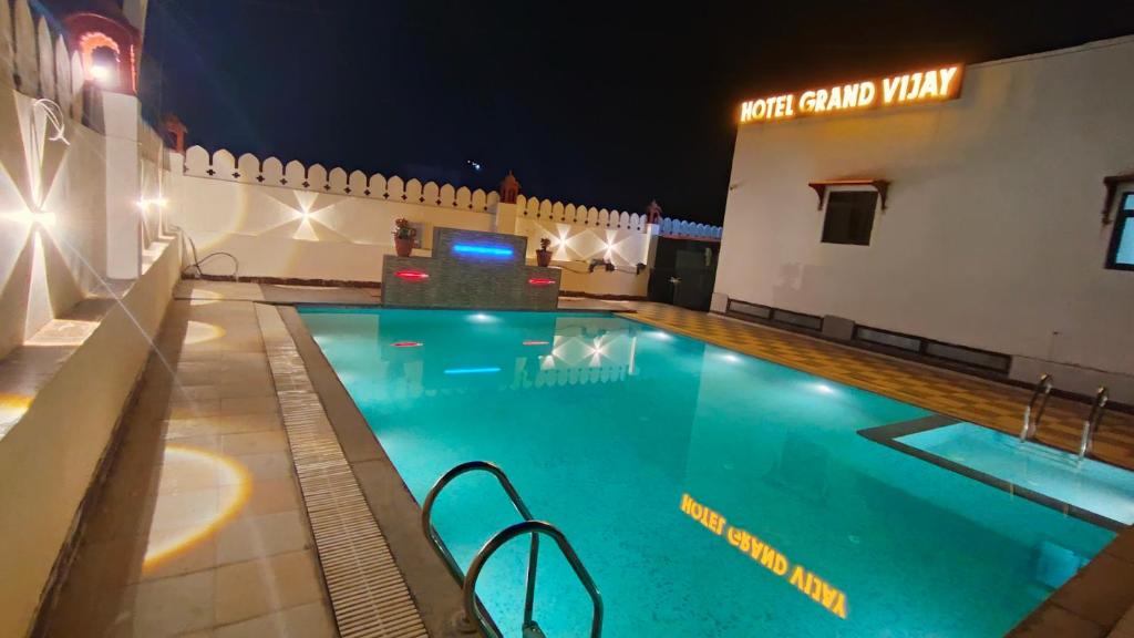 Bazén v ubytování Hotel Grand Vijay nebo v jeho okolí