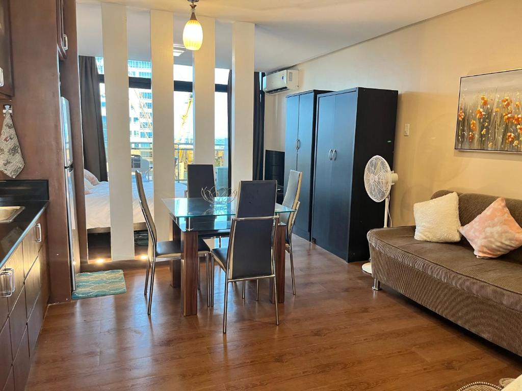 Posezení v ubytování Appleone Ayala Condo with Balcony