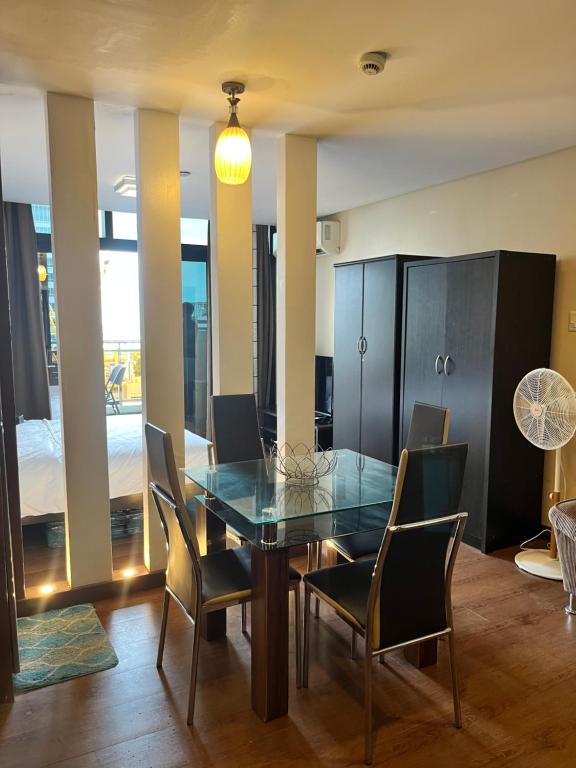 Fotografie z fotogalerie ubytování Appleone Ayala Condo with Balcony v destinaci Cebu City