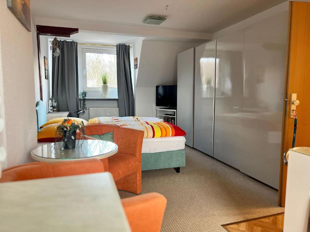 Kleines Zimmer mit einem Bett und einem Tisch in der Unterkunft Seemöwe Wohnung in Rostock