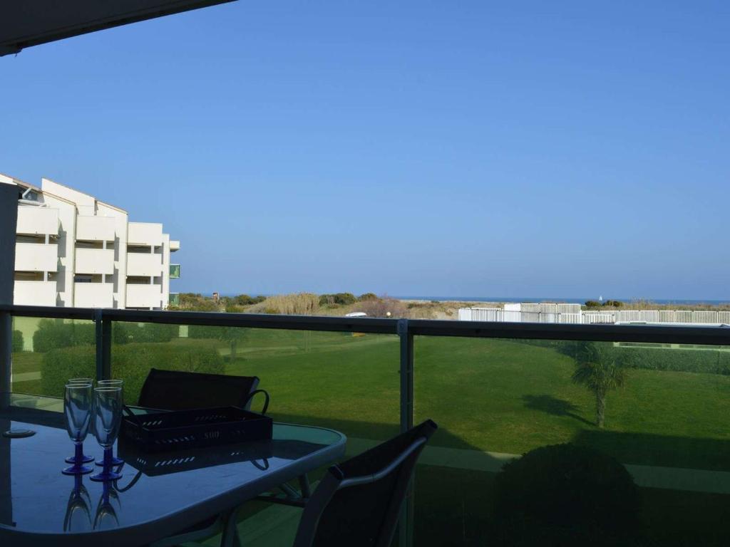 Photo de la galerie de l'établissement Appartement T2 avec Piscine et Clim - Saint-Cyprien Plage - FR-1-225D-54, à Saint Cyprien Plage
