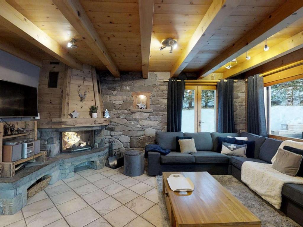 A seating area at Chalet Le Grand-Bornand, 7 pièces, 11 personnes - FR-1-391-91